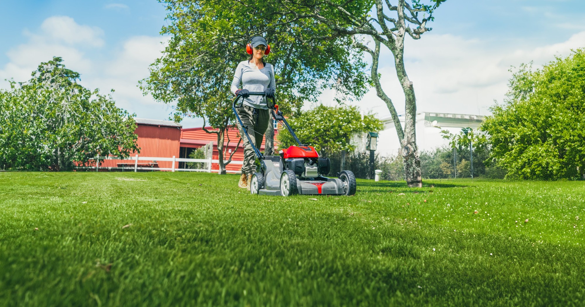 hrx217_lawn_mower_product_page_hero_desktop_3200x1680-min